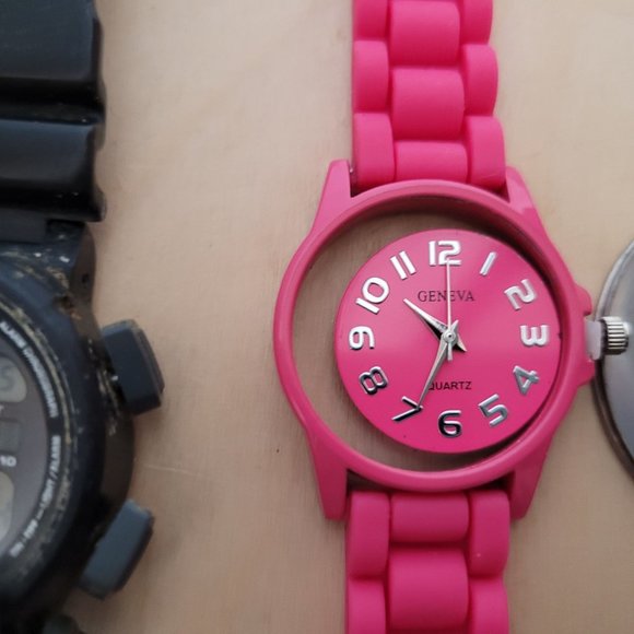 Watch Lot Broken For Parts Assorted Plastic Metal Pieces Missing Crafts As Is - Picture 6 of 11